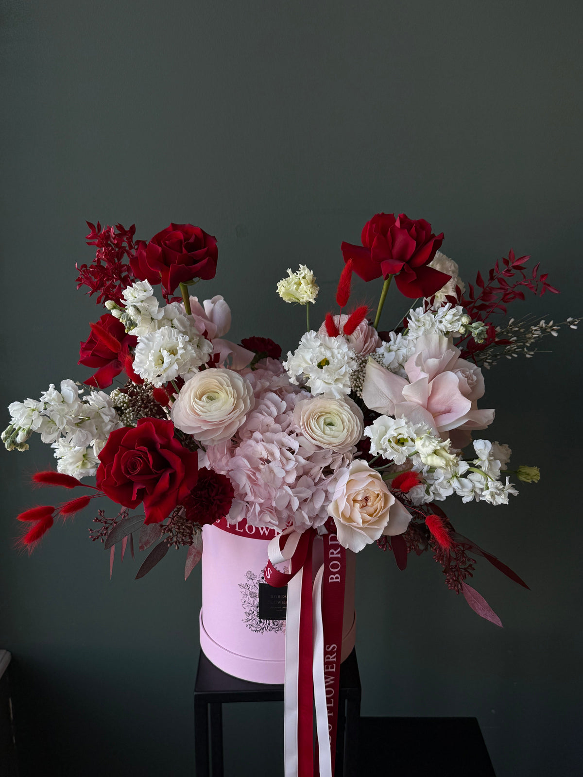 "XOXO" box: romantic blend of white, pink, and red flowers. Ideal for anniversaries and dates. Includes a wet floral sponge. Delivery in Dallas TX.