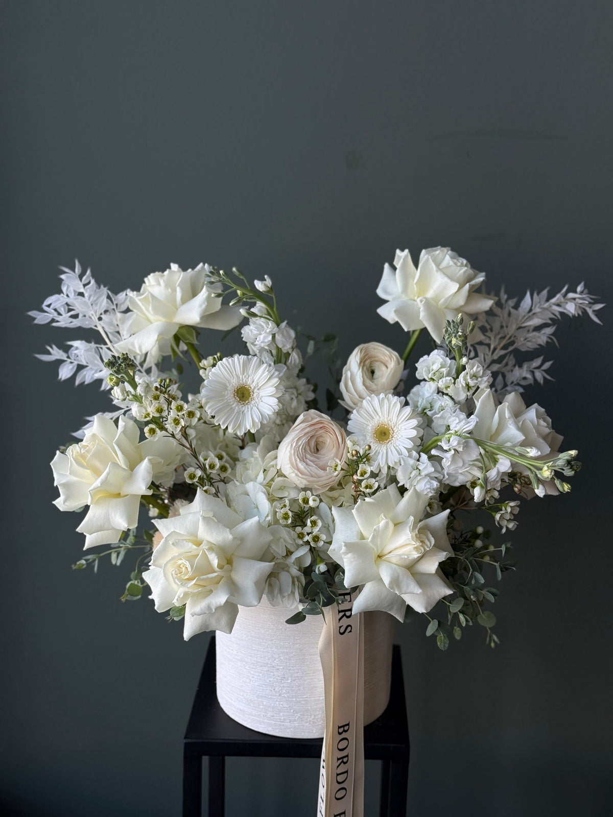 Vase “Playa Blanca” all-white flower arrangement