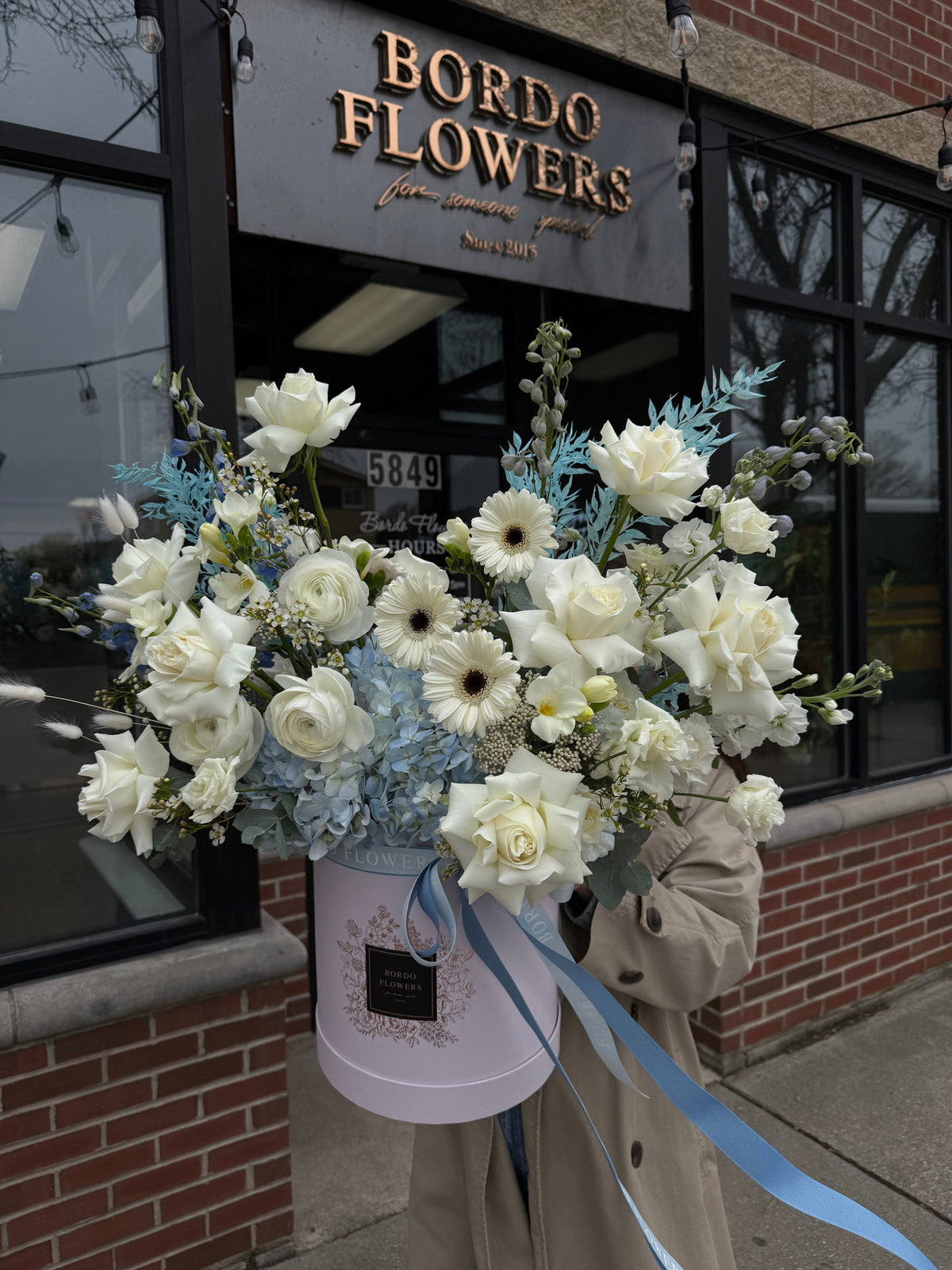"Blue Bell" box: refined design featuring elegant white and soft blue flowers. Includes a wet floral sponge for hydration. Delivery in Dallas TX.