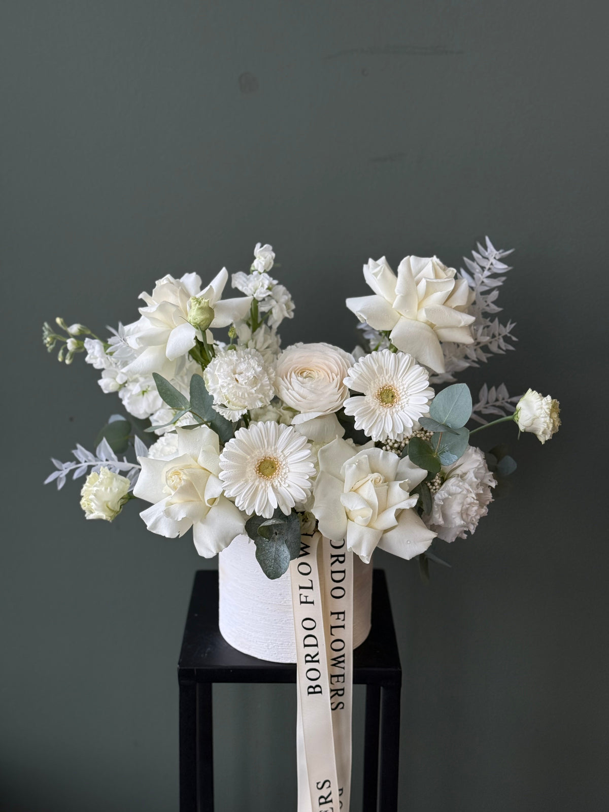 Vase "Playa Blanca": elegant white flowers in a clean, refined palette. Ready-to-enjoy presentation in a vase. Design confirmed before delivery in Dallas TX.