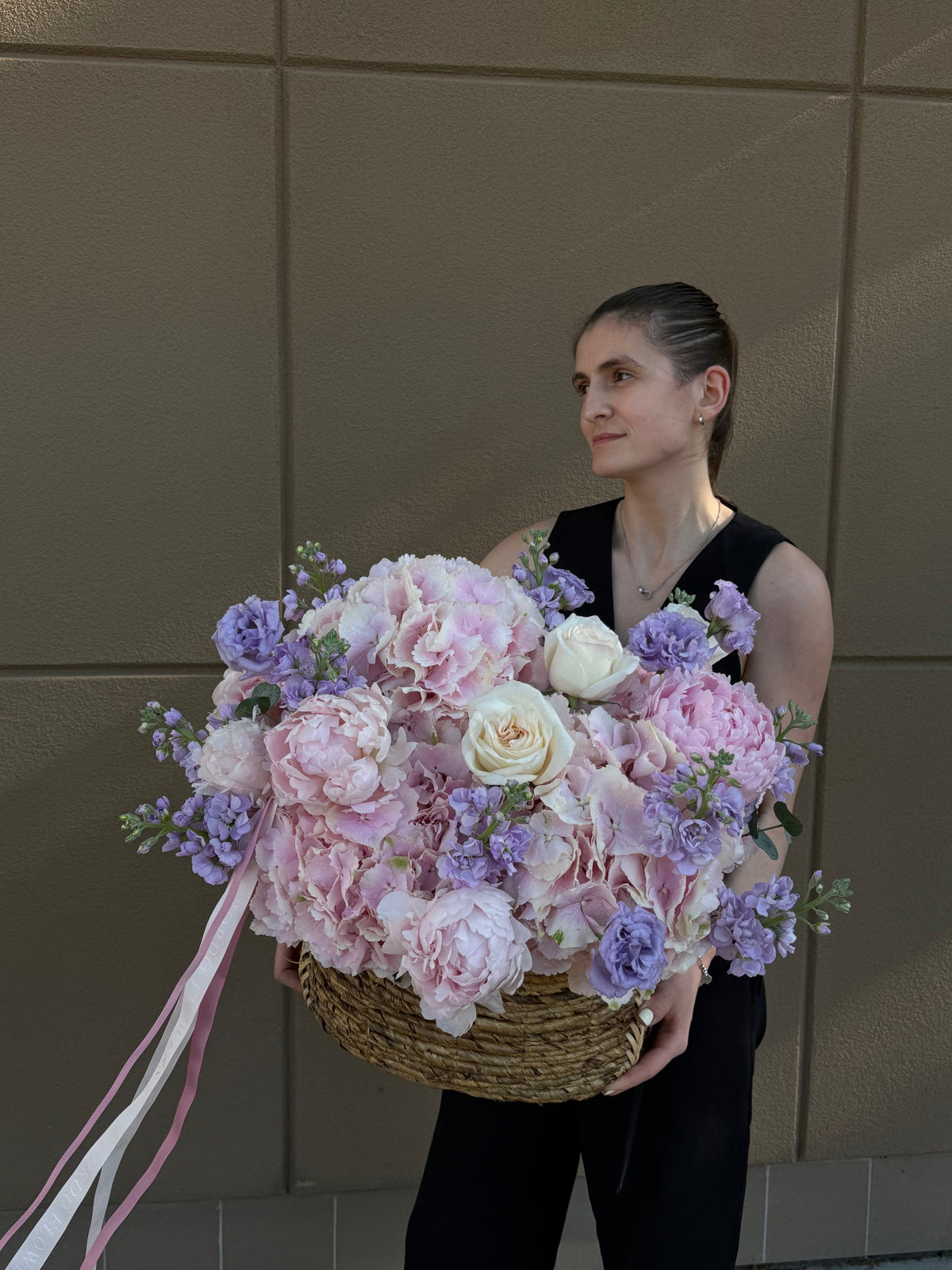 Sole Mio flower basket with pink Dutch hydrangeas and violet blooms