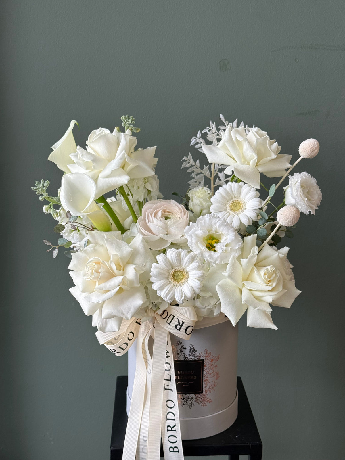 “Anghelina” refined all-white floral arrangement with wet floral sponge